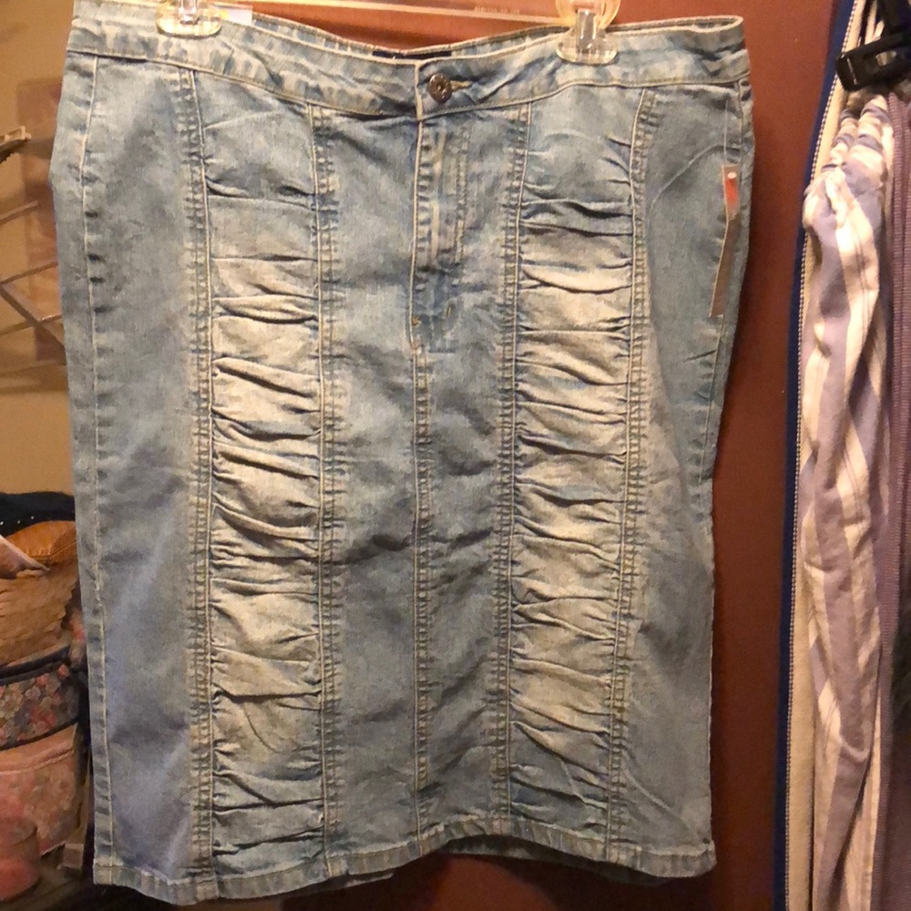 Vintage NWT Wild Secret denim distressed. SZ 13